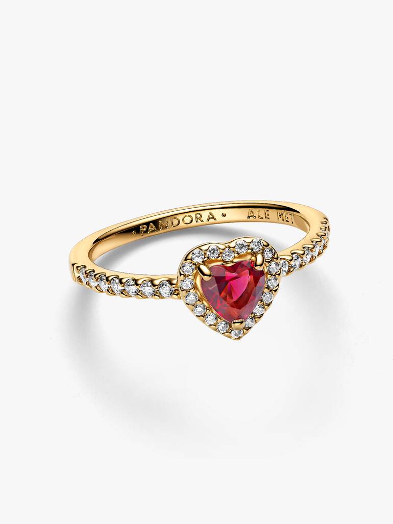 Anillo con forma de corazón bañado en oro de 14k con un corazón rojo y circonitas transparentes