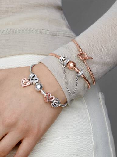 Brazalete rígido con broche de logo