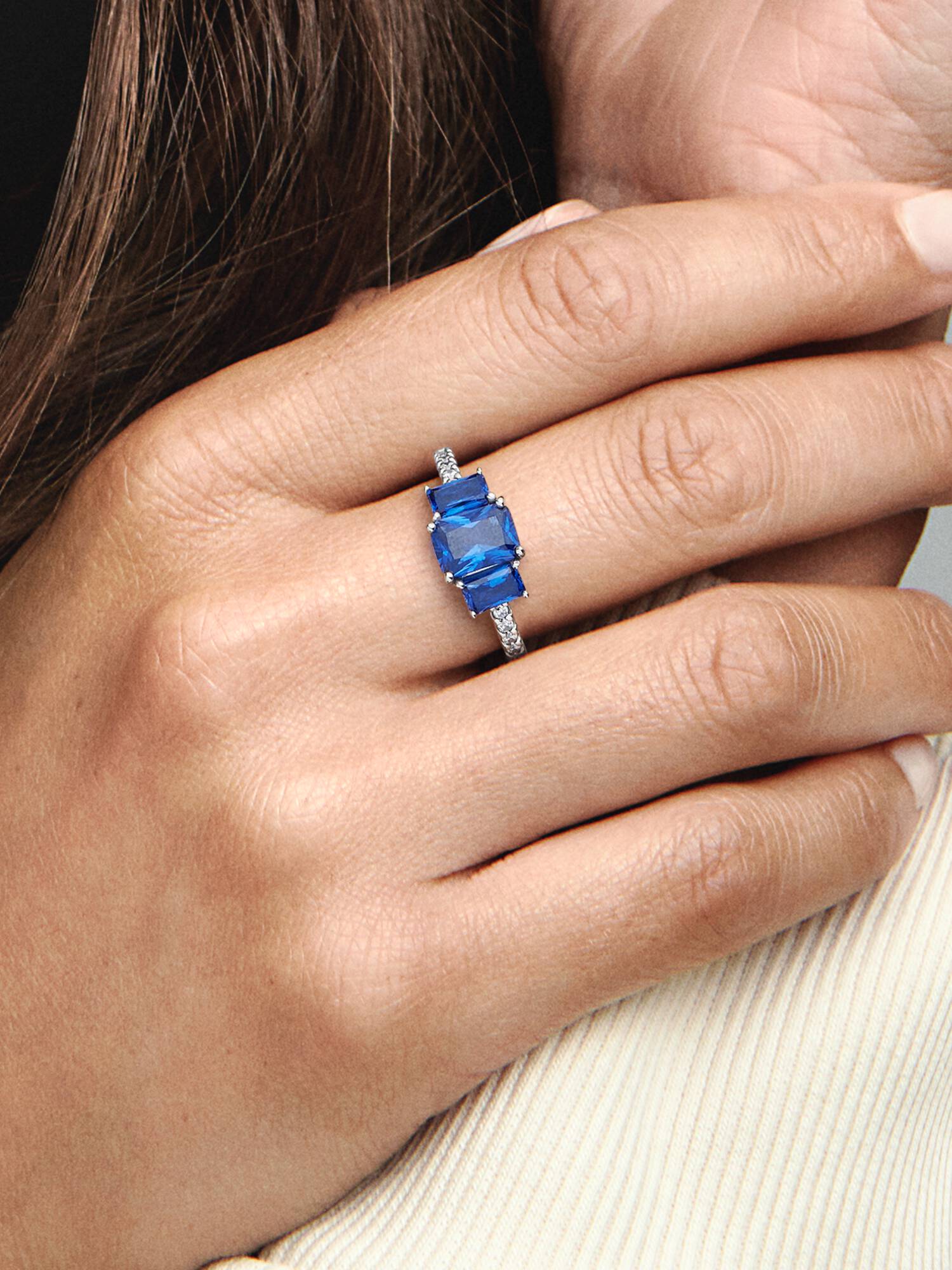 Anillo reluciente con tres piedras rectangulares azules