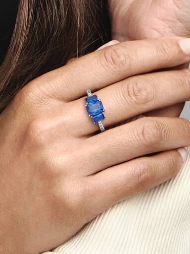 Anillo reluciente con tres piedras rectangulares azules
