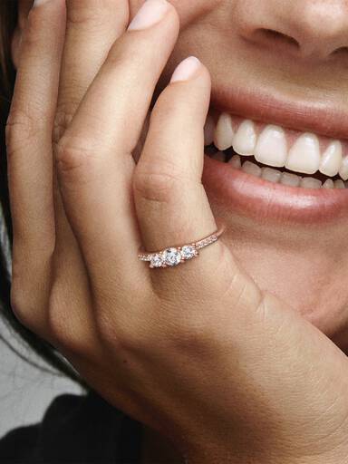 Anillo con tres piedras transparentes