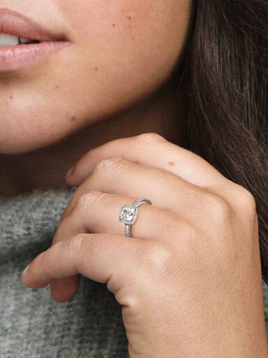 Anillo cuadrado con halo brillante