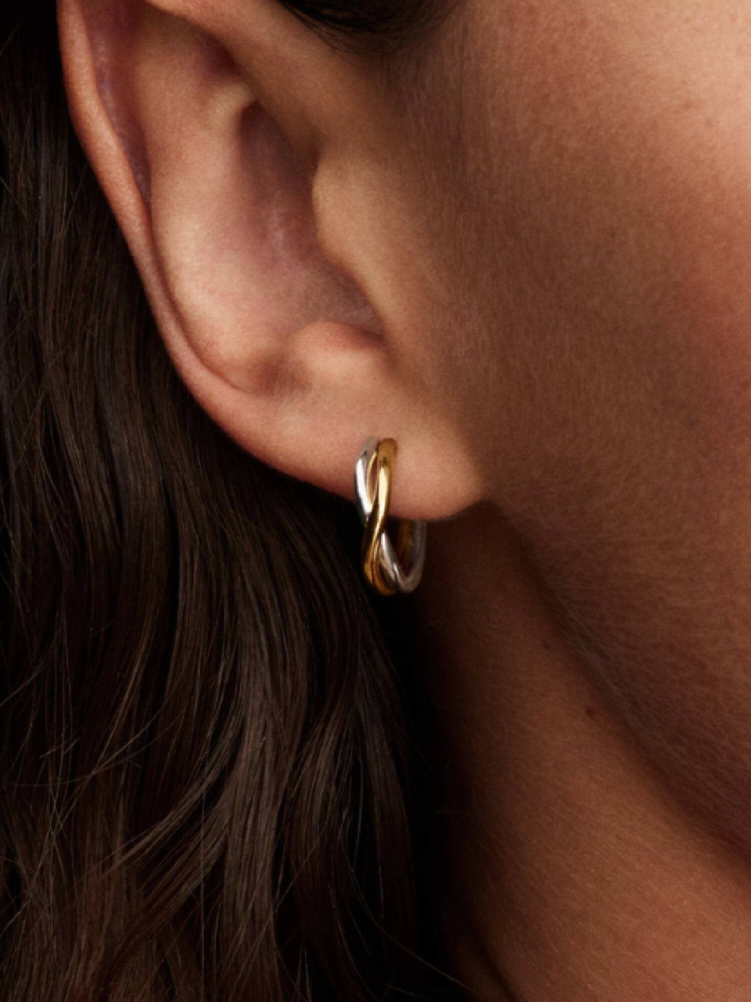 Aretes de aro abiertos de dos tonos con forma orgánica