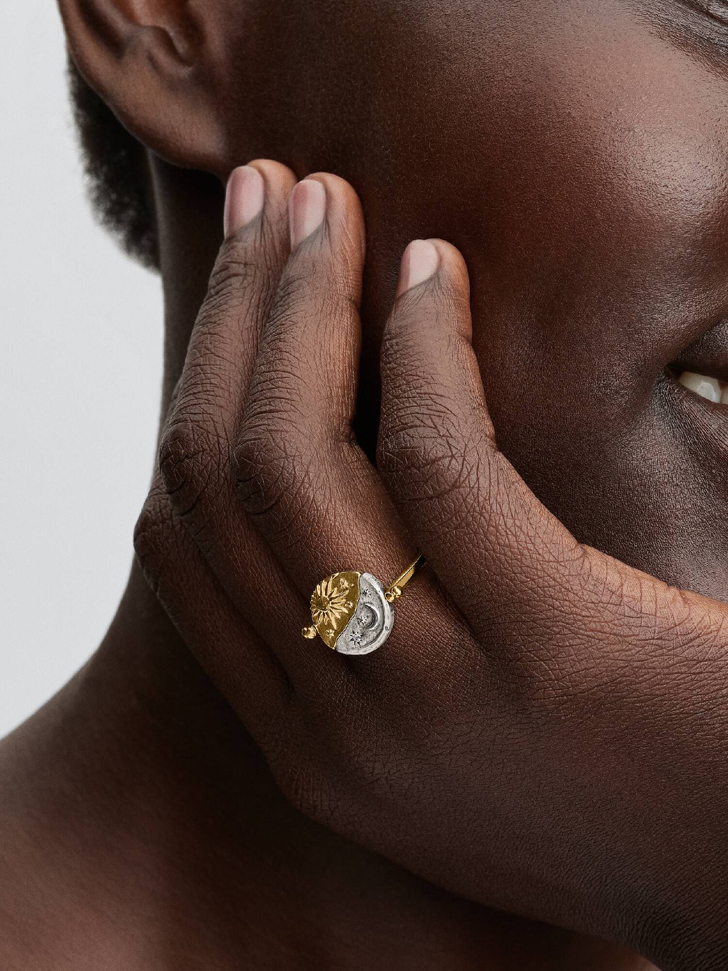Anillo medallón reversible Sol y Luna