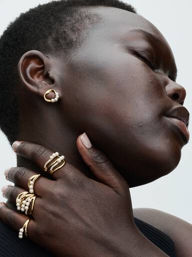 Anillo Doble Banda Forma Orgánica y Perla Cultivada de Agua Dulce Tratada