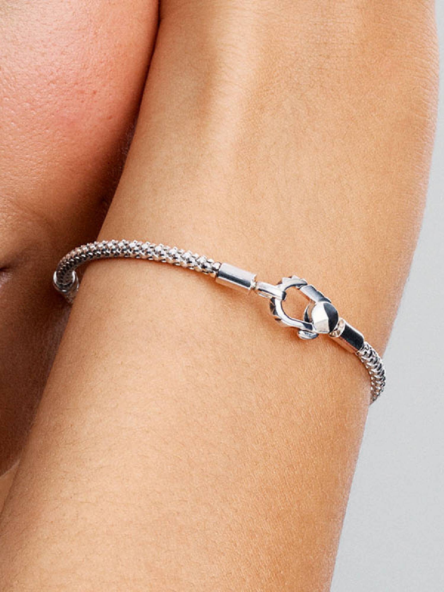 Brazalete de cadena y broche de botón