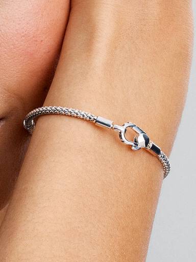 Brazalete de cadena y broche de botón