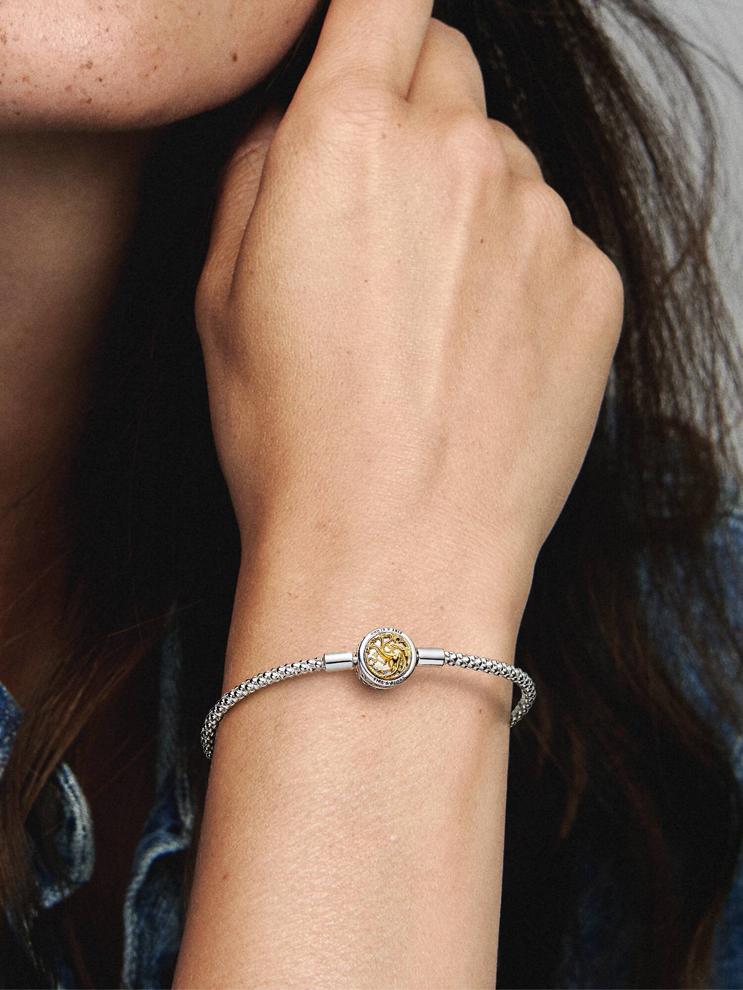 Brazalete de Cadena decorada con Broche de la Casa Sigil de Juego de Tronos de Pandora Moments