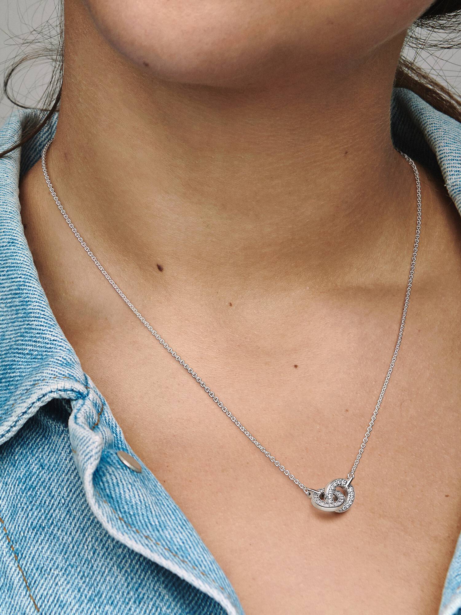 Collar con Colgante en Pavé Entrelazado de Pandora Signature