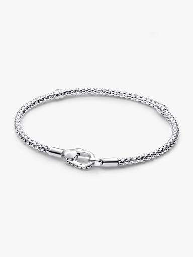 Brazalete de cadena y broche de botón