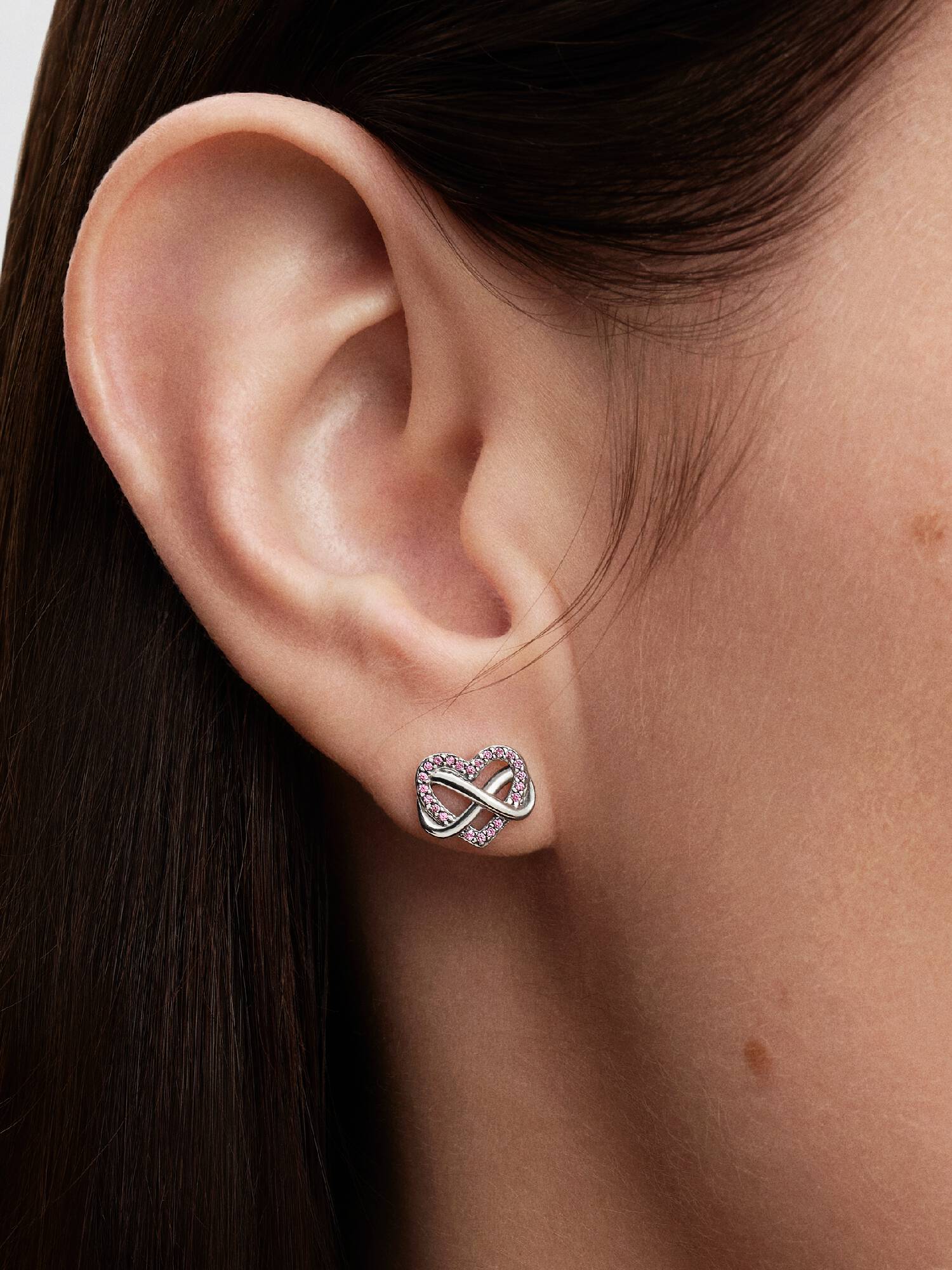 Aretes de botón Corazón Infinito Rosado Brillante