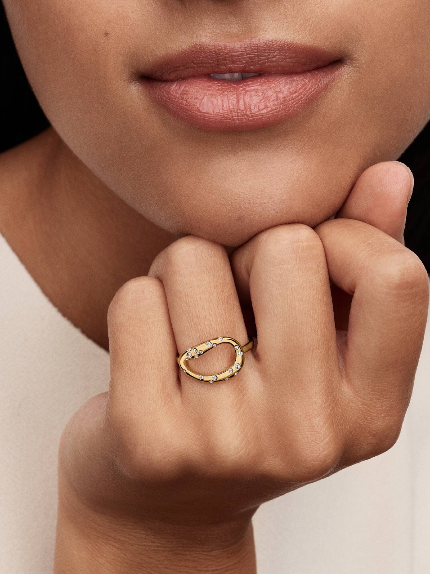 Anillo de impacto de forma orgánica engastado con piedras