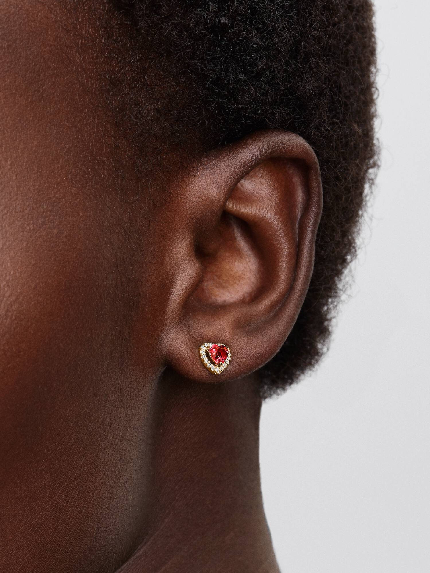 Aretes de botón Corazón elevado