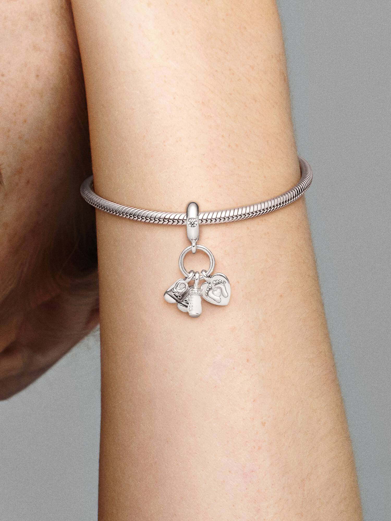 Charm colgante biberón y zapatos de bebé