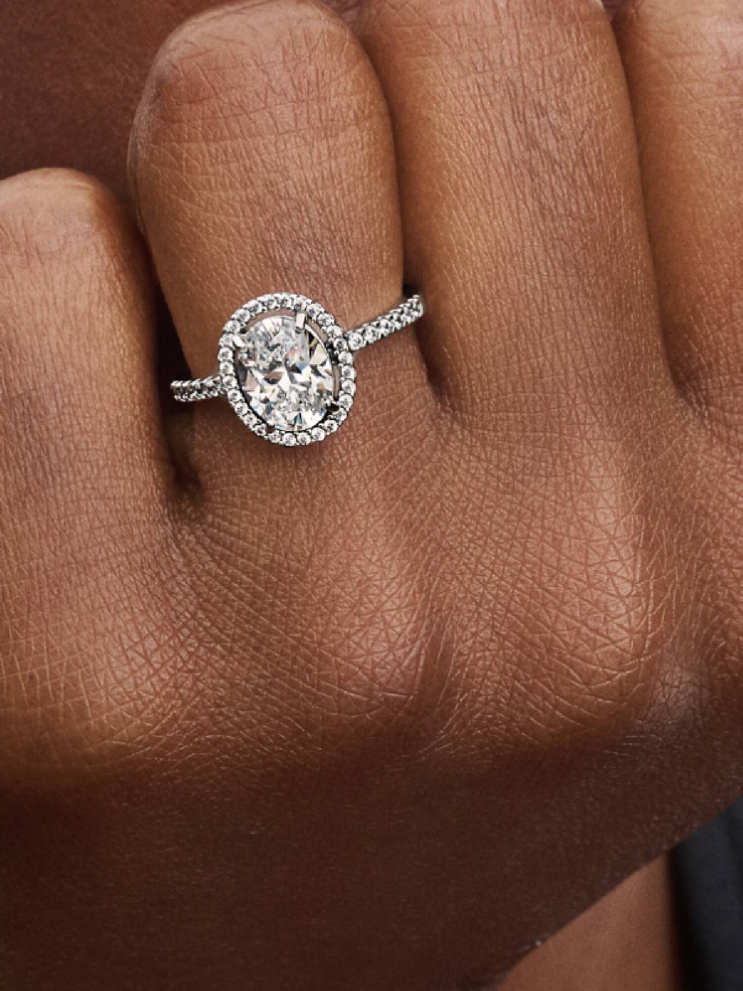 Anillo Halo Ovalado Brillante Plateado