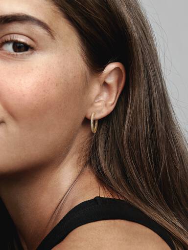Aretes de aro con logo y pavé de Pandora Signature