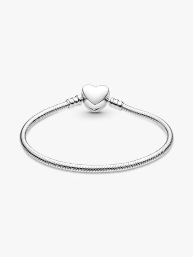 Brazalete Pandora Moments cadena de serpiente con broche de corazón grabable