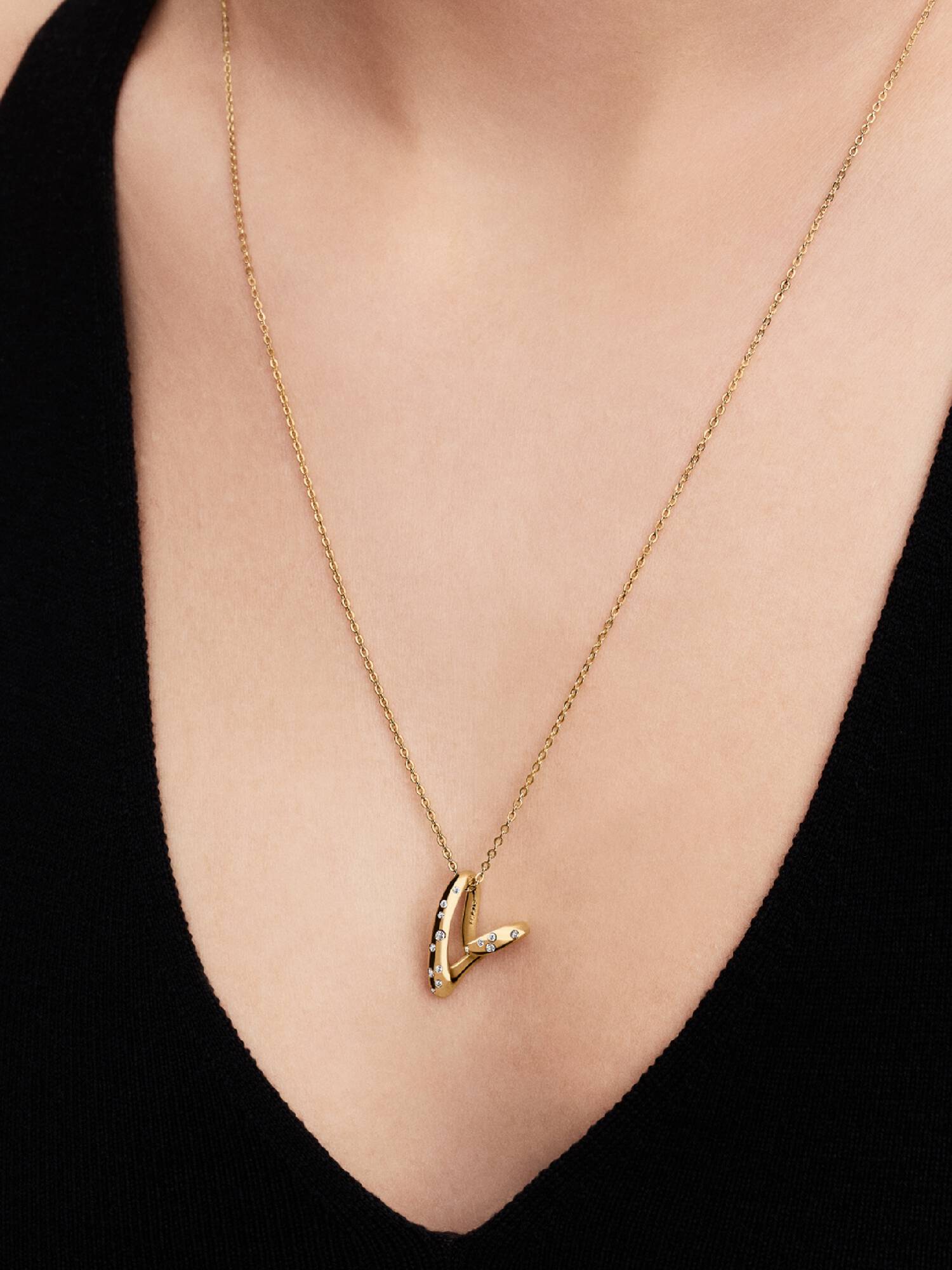 Collar con colgante corazón de forma orgánica engastado con piedras