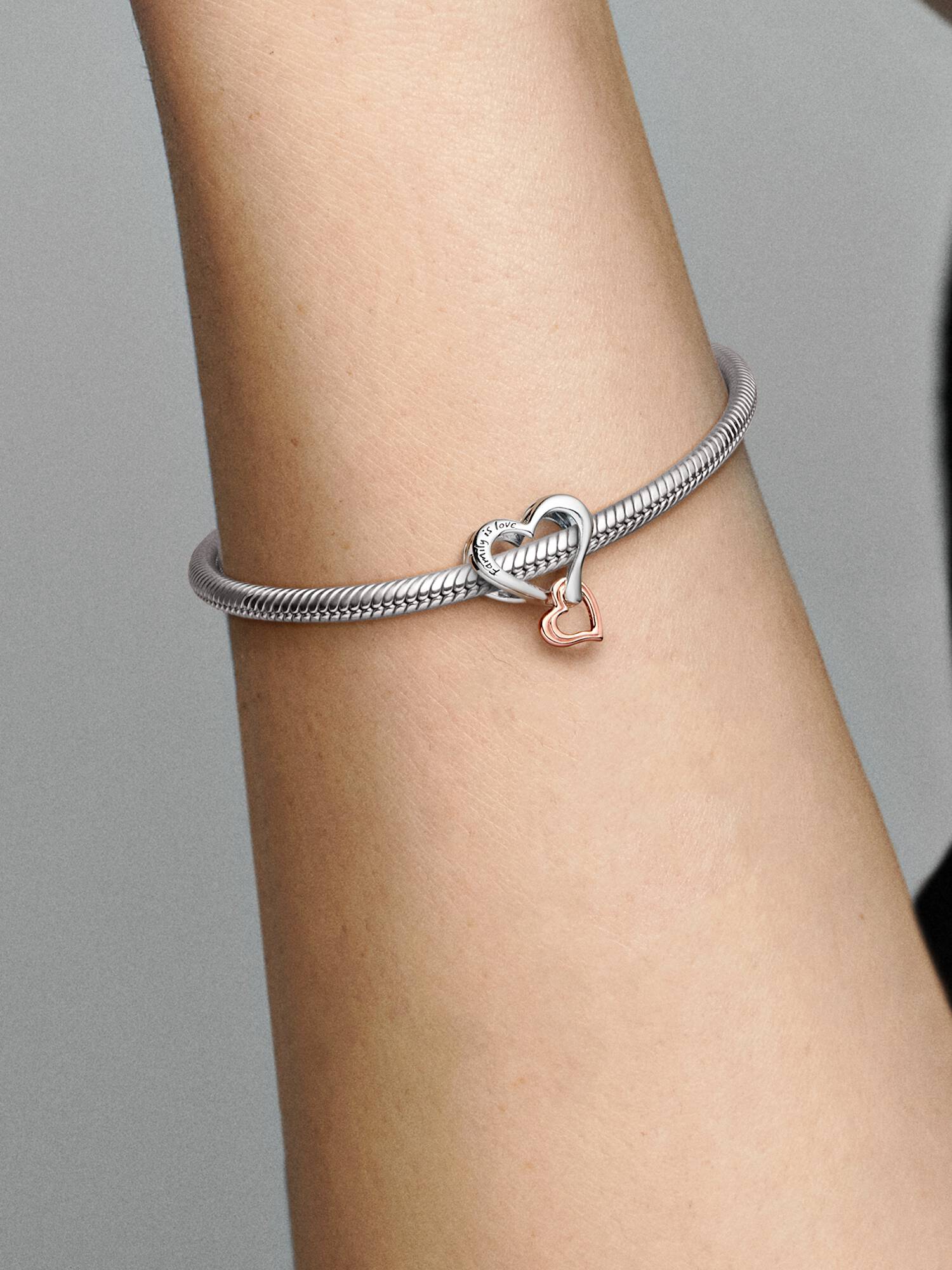 Charm de dos tonos Corazón calado con infinito