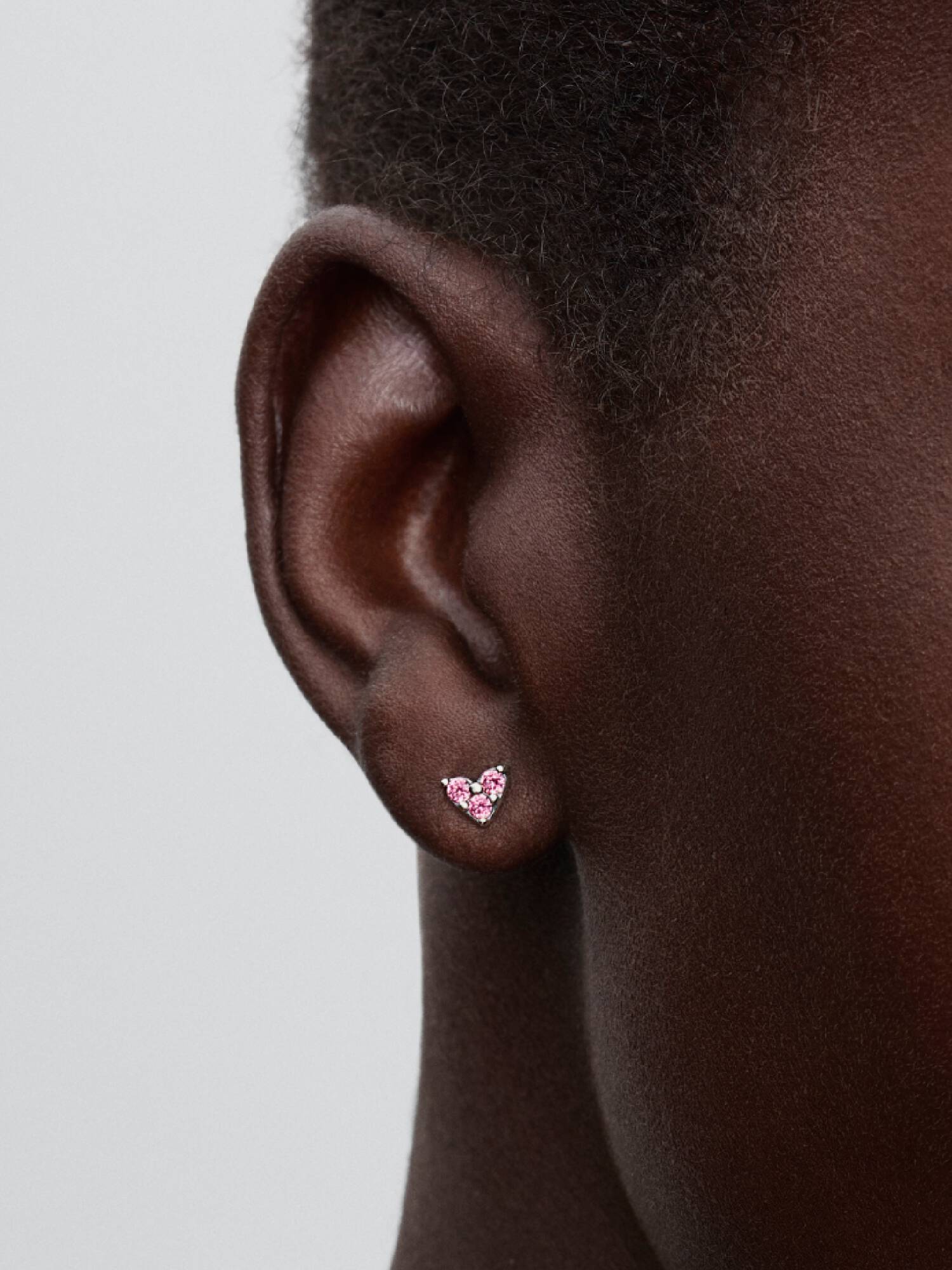 Aretes de botón Corazón con tres piedras rosadas