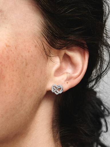 Aretes de botón Corazón infinito reluciente
