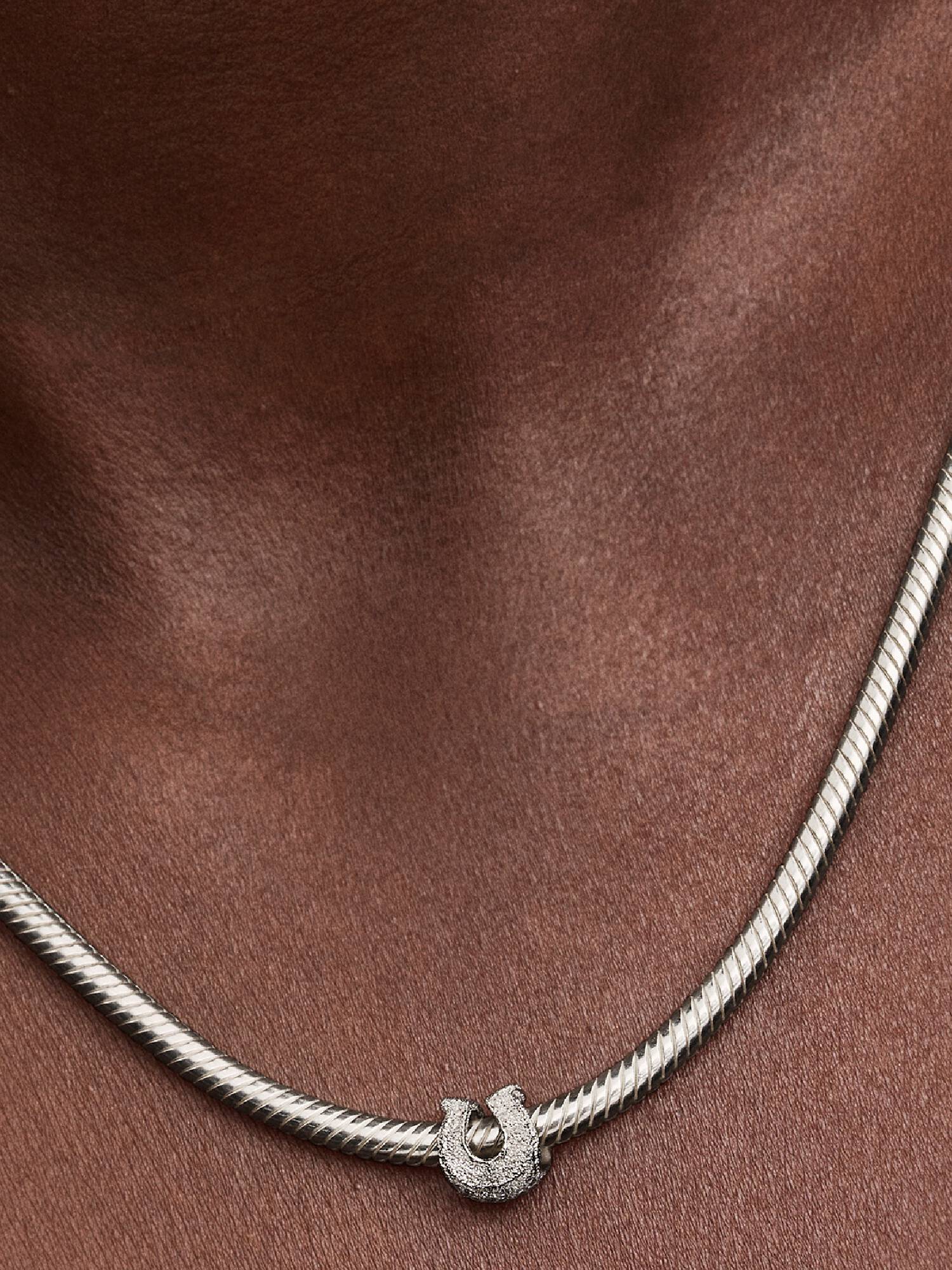Mini Charm Herradura con textura