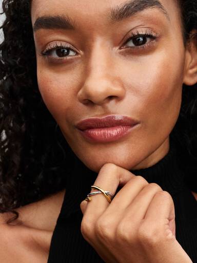 Anillo doble de dos tonos con forma orgánica