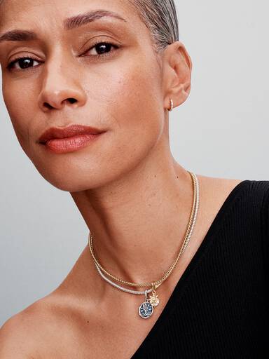 Charm colgante doble Árbol Infinito que brilla en la oscuridad