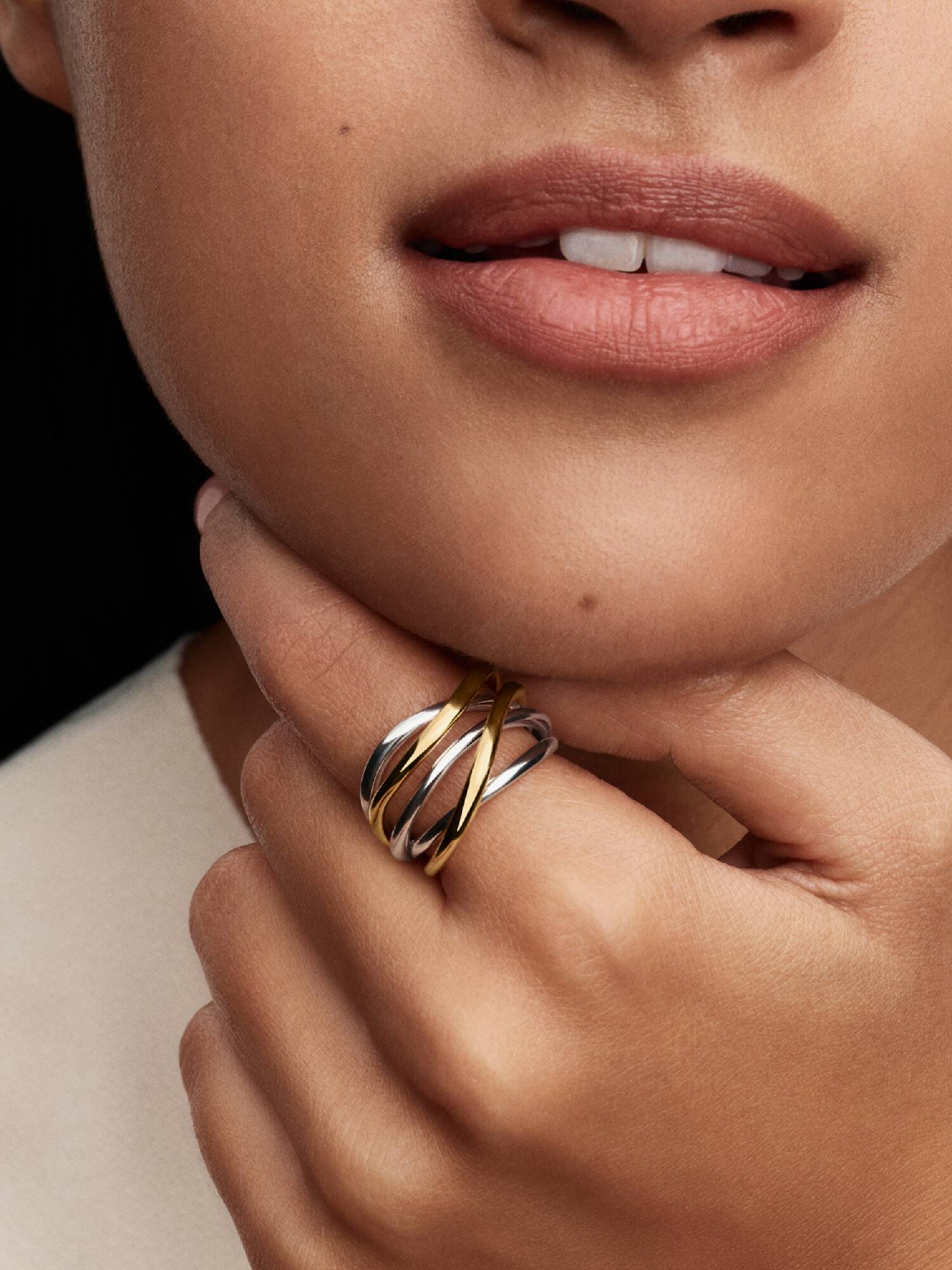 Anillo Bandas Entrelazadas en Dos Tonos