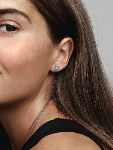 Aretes de botón Círculo Eternidad de Diciembre