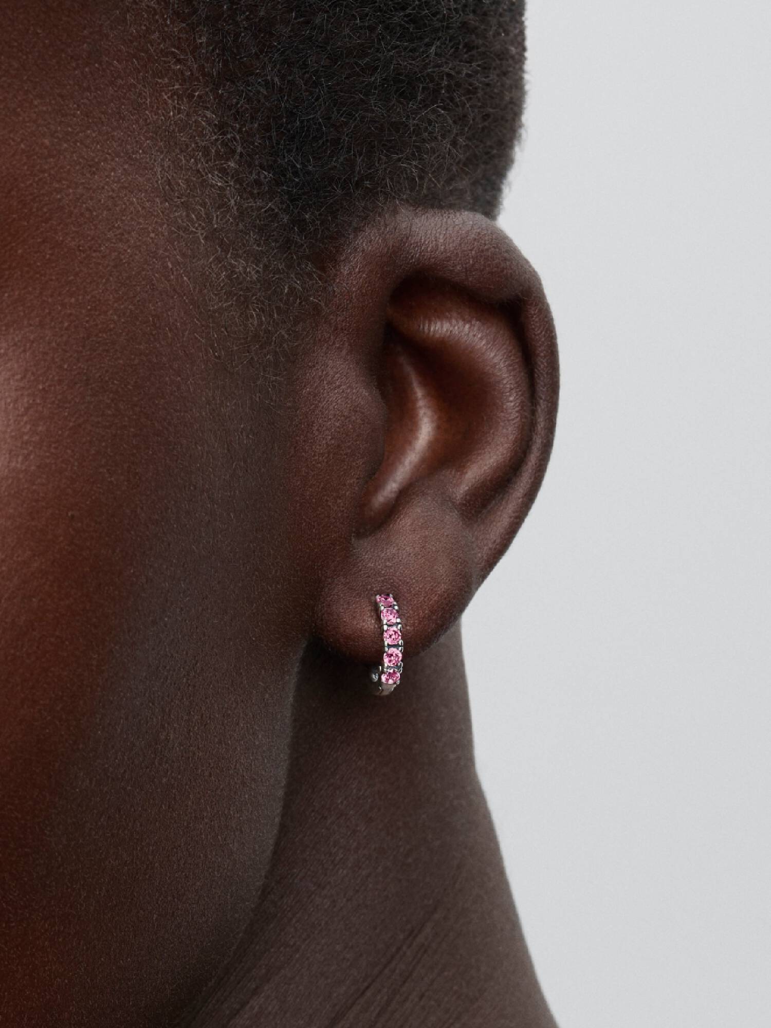 Aretes Huggie rosa