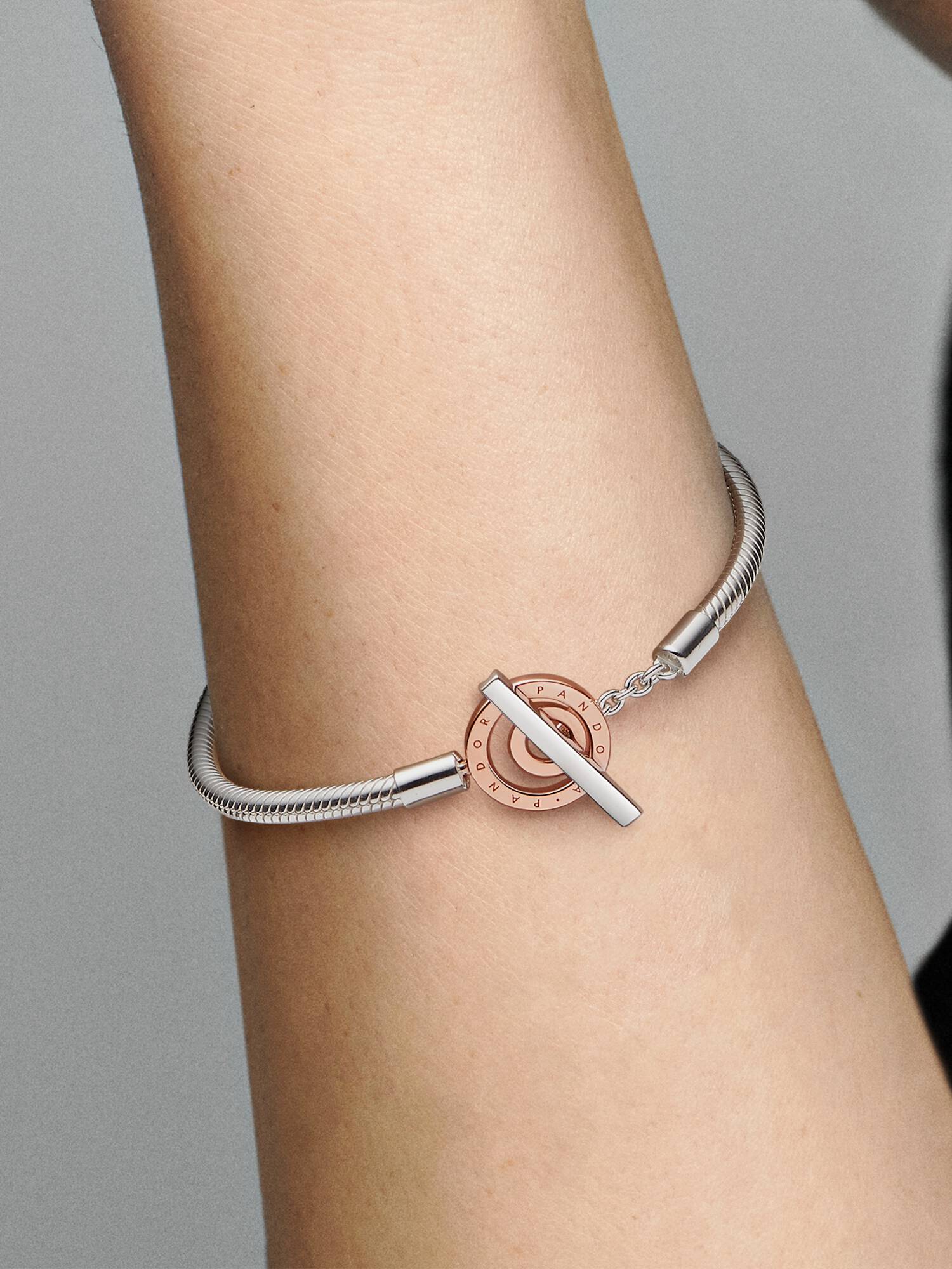 Brazalete cadena de serpiente de dos tonos con barra-T con logotipo Pandora Signature