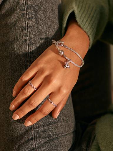 Brazalete cadena de serpiente con barra T Pandora Moments