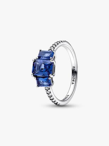 Anillo reluciente con tres piedras rectangulares azules